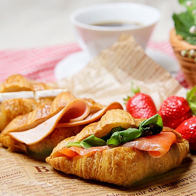 【お取り寄せ】【R】フランス産【冷凍】ミニクロワッサン 約30g×65個 | 個体差があるため数量は目安です / 年内お届け12月22日注文まで / 1月1-9日着不可