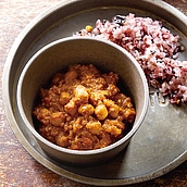 成城石井desica 有機キヌアとガルバンゾビーンズのスパイシーカレー 200g | 決算還元SALE