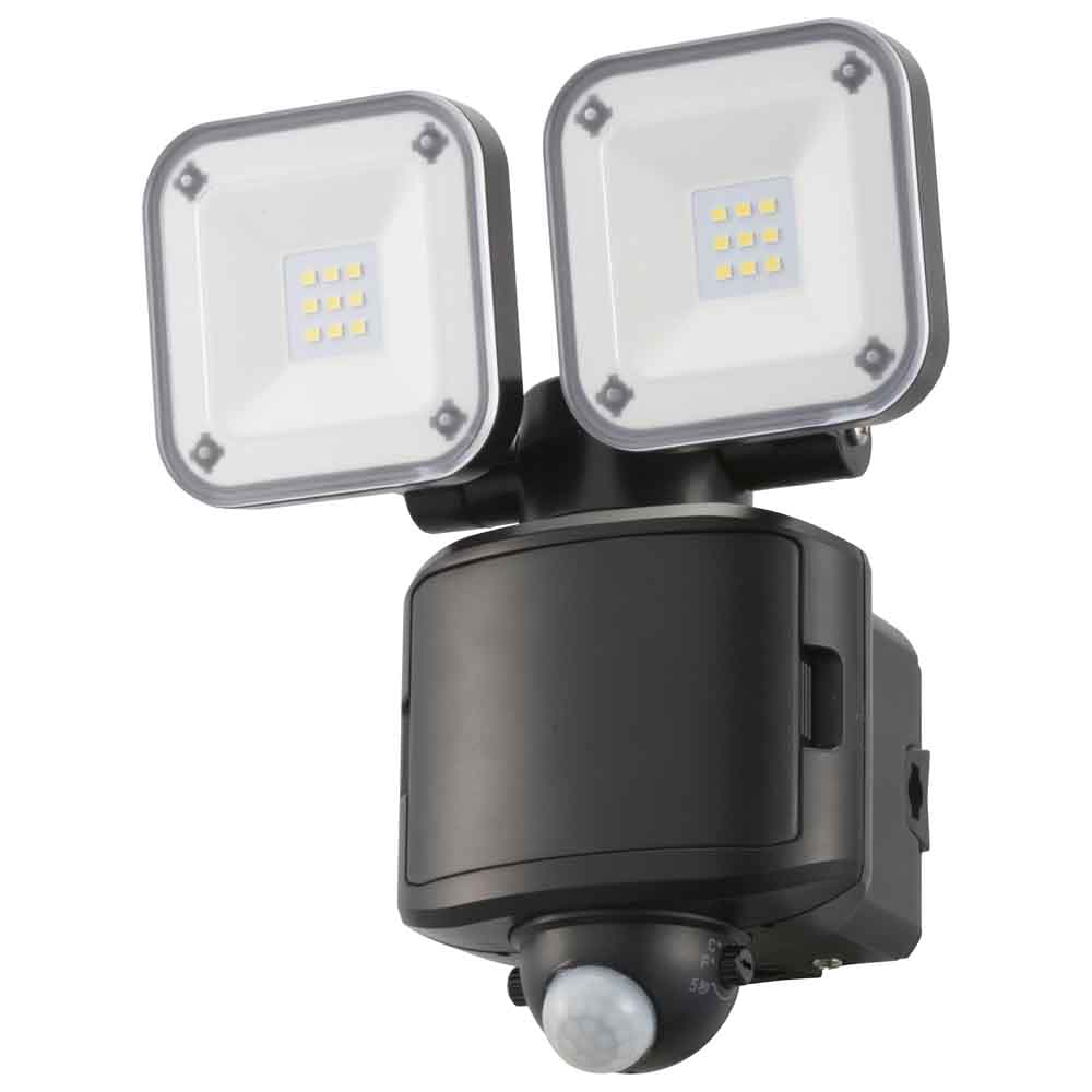 乾電池式防犯センサーライト2灯650lm LS-B65W2<br>センサーライト 乾電池 2灯 防犯センサー 防犯 威嚇 人感 明暗 防水 屋外 オーム電機