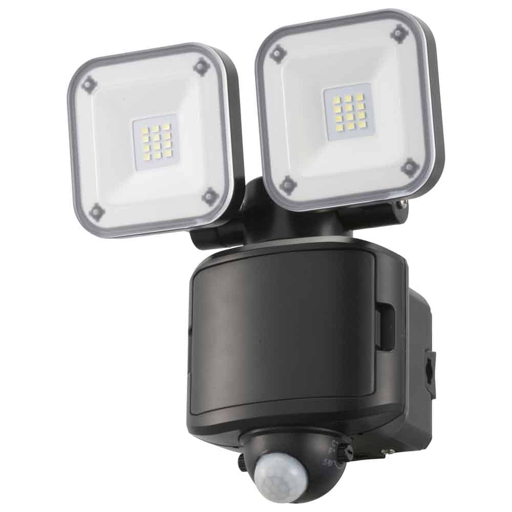 乾電池+ソーラー式防犯センサーライト2灯1200lm LS-S120W2<br>センサーライト 乾電池 ソーラー 2灯 防犯センサー 防犯 威嚇 人感 明暗 防水 オーム電機