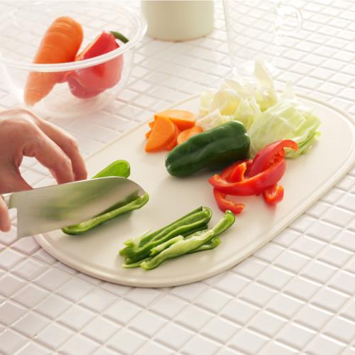 伊原企販(iharakihan) OVAL ソフトまな板 Medium アイボリー 軽い 日本製 楕円形 抗菌 エラストマー 食洗機 コンパクト 切り心地がいい