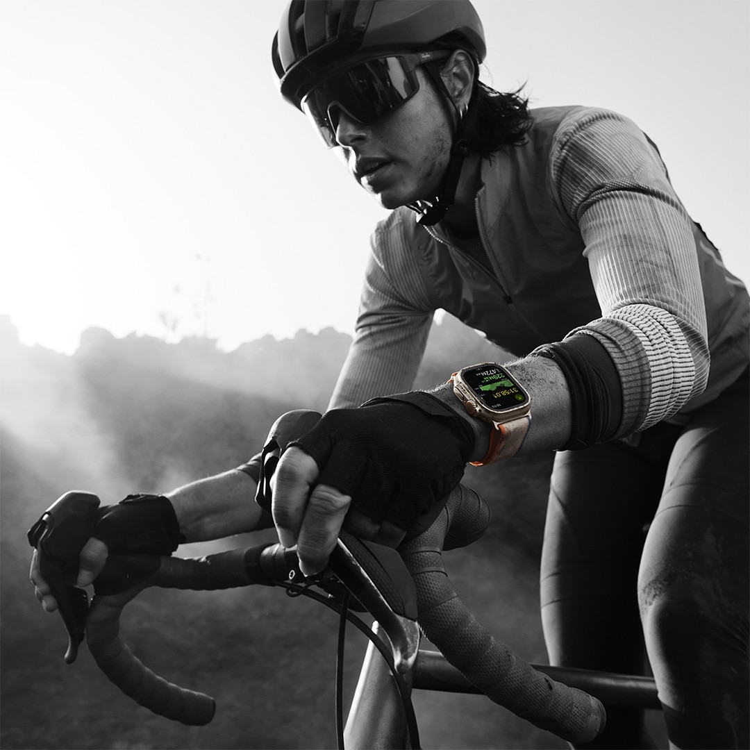 Apple Watch Ultra 2（GPS + Cellularモデル）- 49mmチタニウムケースとブルー/ブラックトレイルループ - S/M  with AppleCare+