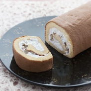 元祖西明寺栗あめこうじ栗ロール2本 プチ・フレーズ 秋田県 秋田県推奨麹である【あめこうじ】を6時間かけて発酵させ、ロールケーキに混ぜ込みました。