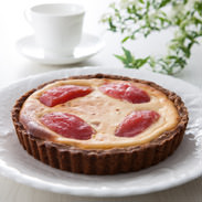 紅の夢のチーズケーキ 有限会社たかえん 秋田県 赤いりんごがごろん。フランス産チーズの濃厚さとりんごの酸味がマッチ