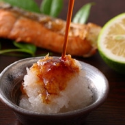 スタイリッシュなスリム角瓶入り。おいしさとともにちょっと上質な空間を演出します。蔵からの贈り物　F-１　有限会社二反田醤油店中津工場・大分県