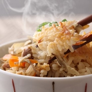 大分県の郷土料理、おこげの香ばしい鶏めしです。「大分 具だくさん鶏めしの素セット」 渡邉食品企画・大分県