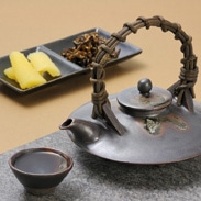 薩摩焼の黒じょか 2盃セット海に浮かぶ桜島をヒントにした焼酎の器 長太郎焼窯元・鹿児島県