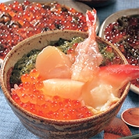 新鮮な海の幸を特製タレに漬け込みました。海鮮丼セット 川秀・岩手県