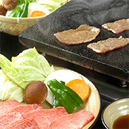 小形牧場牛 霜降焼肉用〔500g(肩・モモの霜降部位)〕岩手県 前沢牛オガタ