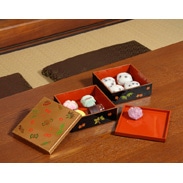 昔の宝物たちと金沢箔が一つになった華麗な伝統工芸品・5.0二段重宝づくし(中皿付)　タジマ・石川県