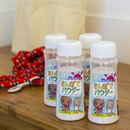 サッと振りかけるだけ。天然の結晶鉱物がペットの糞の臭いやベタツキを軽減　さんぽでパウダー(４個セット)　有限会社サカエ・愛知県