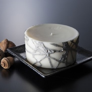 和ろうそく　灯之香（龍銀）　Φ10cm×H5_　小大黒屋商店　福井県　長年の伝統を継承しつつ、現代生活に彩りを添えるデザインに仕上げました