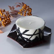 和ろうそく　灯之香（龍黒）　Φ10cm×H5_　小大黒屋商店　福井県　長年の伝統を継承しつつ、現代生活に彩りを添えるデザインに仕上げました