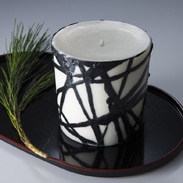 和ろうそく　灯之香（龍黒）　Φ10cm×H10_　小大黒屋商店　福井県　和紙柄の間から灯りがこぼれ、時間ごとに違う表情を楽しめるろうそく