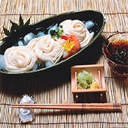 稲庭生うどん 比内地鶏つゆ付きセット 株式会社稲庭古城堂 秋田県 特産品の稲庭うどんと化学調味料無添加の比内地鶏つゆのセット。