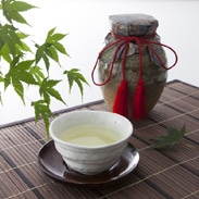 信楽焼茶つぼ入り「煎茶」80g【PC-60】 株式会社山本園 滋賀県 歴代の天皇に献上されてきた日本最古の「朝宮茶」。【北海道・沖縄・離島 お届け不可】