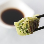 四万十ひすい餃子　有限会社和　高知県　収穫当日の新鮮なニラが美味しさの決め手！にんにく不使用でお子様にも人気。