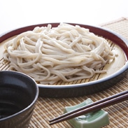 ほんべつ黒豆うどん 有限会社源すし 北海道 本別産黒豆を十勝産小麦に練りこんで作った風味豊かなご当地うどん。