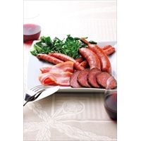 北海道 トンデンファーム ソーセージ バラエティセット〔炭火焼ベーコンスライス80g、荒挽ウインナー・ピルカウインナー 各120g、骨付ソーセージ180g、炭火焼焼牛250g〈豚肉は北海道産、牛肉は国産〉〕肉・肉加工品