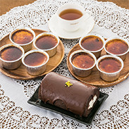 第3回ニッポン全国おやつランキングにてグランプリ獲得の「ジャージー乳のアイスブリュレ」と、「濃厚キャラメル」の詰め合わせとロールケーキをセットにしました。「アイスブリュレ&ショコラロールセット」
