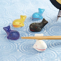 かわいい鯨の家族を食卓に　『くじらの箸置きセット』　｜　抱壷庵・和歌山県