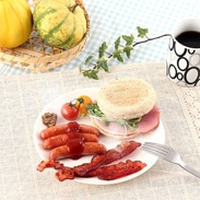 富士ヶ嶺ポークの山中湖ハムセット〔スライスボンレスハム190g×2、荒挽きウインナー230g、荒挽きフランクフルト240g、スライスベーコン190g〕 山梨県産 丸一高村本店