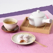 ほんのり甘く、優雅な見た目 藤にちなんで創られた か津ら ふぢ餅