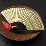 ３００年の伝統を受け継いだ近江扇子　金砂子、ライン