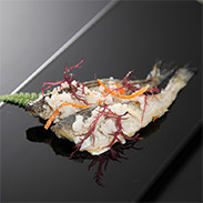 ハタハタ一匹・切りずしセット 株式会社鈴木水産 秋田県 秋田名産ハタハタと地元産のお米などで漬けたなれずしセット