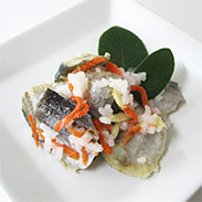 ハタハタ切りずし 株式会社鈴木水産 秋田県 漬け込む前に一口サイズにカット。先人の知恵が生きる秋田の伝統郷土料理