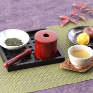 ごまやお茶がすれる手のひらサイズのお茶ミル器・お茶ミル あかね　浅田漆器工芸・石川県