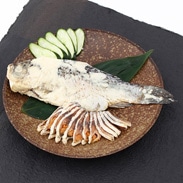 鮒丸ごとを贅沢に熟成した　見た目も豪華な逸品　鮒寿司丸ごと姿