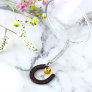 南部鉄に岩手ならではの琥珀が揺れる　琥珀付馬蹄型ペンダント　流工房・岩手県