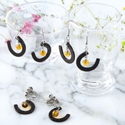 さりげなく揺れる馬蹄と琥珀　琥珀付馬蹄型ピアス/イヤリング　流工房・岩手県