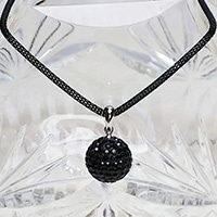 あらゆるシーンで使える12面カットクリスタルボール ペンダント（黒）｜ENCORPORATION・東京都
