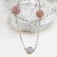 エリズ・オリジナルデザイン　クリスタルボール（３カラー・７粒）ロングネックレス