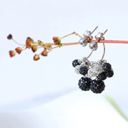 エリズ・オリジナルデザイン　房状クリスタルボール（大粒・黒） ピアス