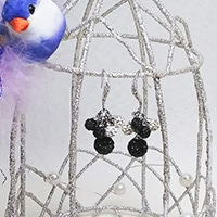 エリズ・オリジナルデザイン　房状クリスタルボール（黒[大粒]） ピアス（フックタイプ）