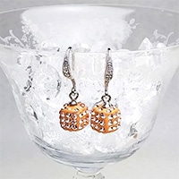 エリズ・オリジナルデザイン　サイコロ（オレンジ）・ ピアス（フックタイプ）