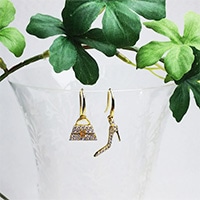 エリズ・オリジナルデザイン　ハンドバッグ＆ハイヒールモチーフ ピアス（ゴールド）