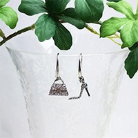 エリズ・オリジナルデザイン ハンドバッグ&ハイヒールモチーフ ピアス(シルバー)