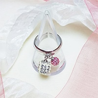 エリズ・オリジナルデザイン　スィングクリスタルリング　（白サイコロ+淡ピンク玉）