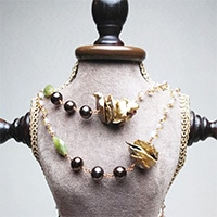 エリズ・オリジナルデザイン　　扁平淡水パールステーションネックレス