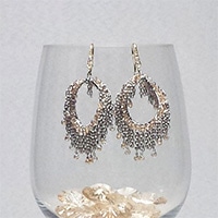 エリズ・オリジナルデザイン チェーン&クリスタル フープ形ピアス ホワイト