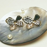 エリズ・オリジナルデザイン　　フラワーモチーフ　クリスタル・パール・ビーズ　ピアス