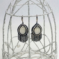 エリズ・オリジナルデザイン　　ティアドロップ＆フリンジ　　フープ形ピアス　ブラック×シルバー