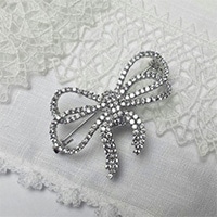 エリズ・オリジナルデザイン　　リボン ブローチ シルバー