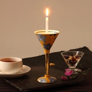 伝統的な絵付けと、立ち姿が美しい　有田焼燭台　染付黄彩花絵