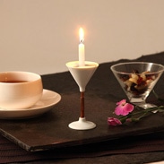 美しい白色が心を落ち着かせる　有田焼燭台　唖璃花