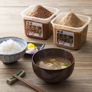 国産原料100%。本場善光寺平の杜氏渾身の生味噌。 加熱殺菌していないので、酵母や酵素の力が生きている 善光寺の里750g赤2白1セット 株式会社マルモ青木味噌醤油醸造場・長野県